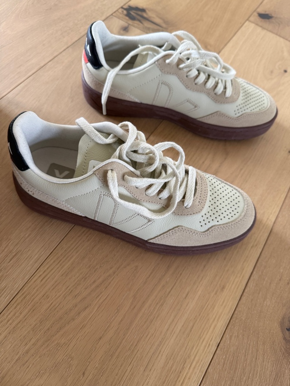 Veja Women's Cream Sneakers with Brown Sole and Black Heel Tab - New! - Picture 4 of 4